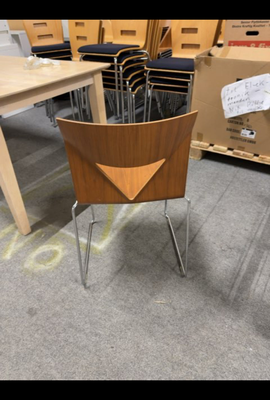 Spisestol mørkt træ